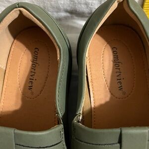 Comfortview Women's Dark Moss Flats size 7 1/2 W